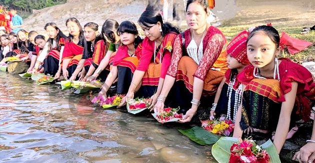 সাঙ্গু নদীতে ফুল ভাসিয়ে বিজু-বৈসু উৎসব শুরু
