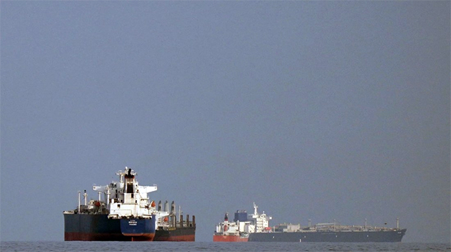 মার্কিন অবরোধ উপেক্ষা করে হরমুজ প্রনালী পার হলো ৩৪ ইরানি জাহাজ