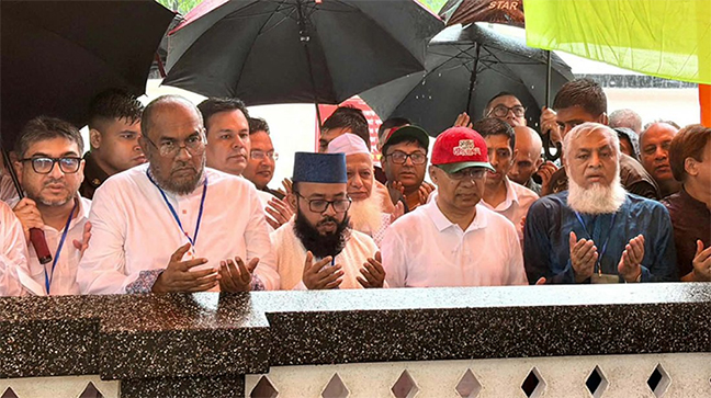 হযরত শাহজালাল (র.) মাজার জিয়ারত করলেন প্রধানমন্ত্রী