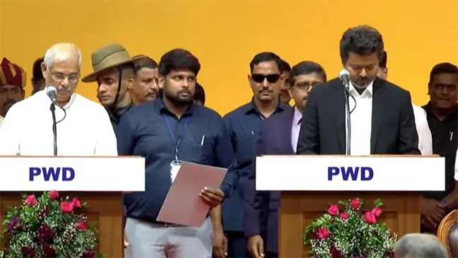 নাটকীয়তা পেরিয়ে  মুখ্যমন্ত্রীর শপথ নিলেন থালাপতি বিজয়