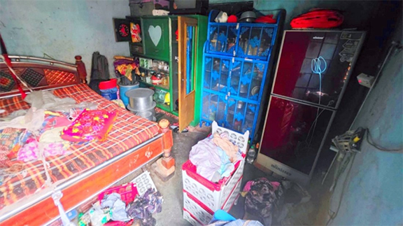 নারায়ণগঞ্জে ঘরের মধ্যে হঠাৎ বিস্ফোরণ, বাবা ও তিন ছেলে দগ্ধ