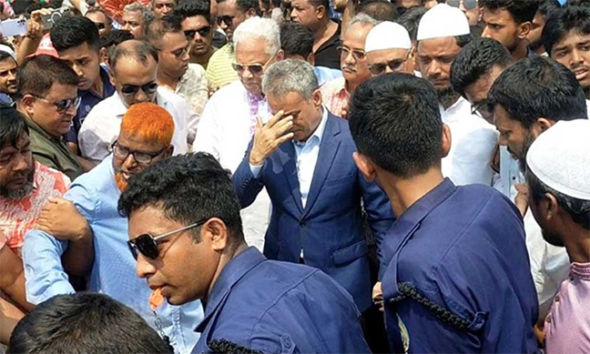 মঞ্চে প্রধানমন্ত্রীর ছবি না থাকায় হট্টগোল, তোপের মুখে ফিরে গেলেন সেতুমন্ত্রী