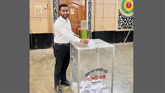  প্রতিদ্বন্দ্বীতা ছাড়াই চট্টগ্রামে আইনজীবী সমিতির ভোট শুরু, জামায়াতপন্থিদের বিক্ষোভ