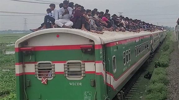 ট্রেনে উত্তরবঙ্গ রুটে নাজেহাল অবস্থা, ভুগছেন যাত্রীরা