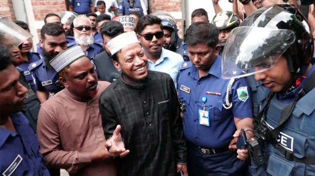 আত্মসমর্পণ করে দুই মামলায় স্থায়ী জামিন পেলেন আমির হামজা