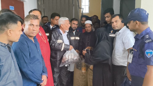 সেন্টমার্টিনসহ বিপর্যস্ত মানুষের পাশে ত্রাণ নিয়ে এমপি শাহজাহান চৌধুরী
