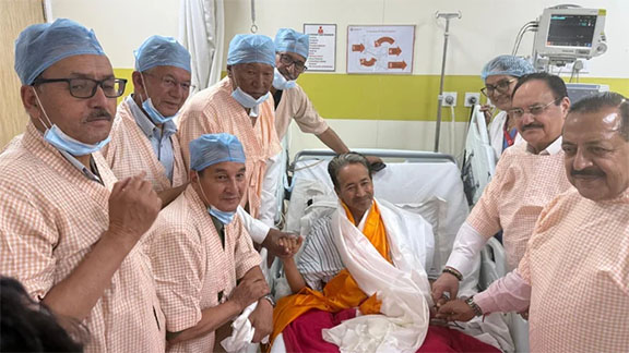 মোদির আশ্বাসের পর ২৭ দিনের অনশন ভাঙলেন সোনম ওয়াংচুক