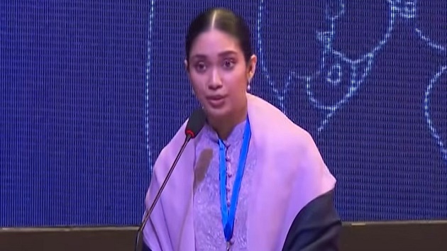 পরীক্ষা দিয়ে লাইনে দাঁড়িয়ে ড্রাইভিং লাইসেন্স নিলেন জাইমা রহমান