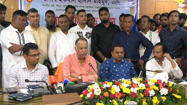 সরকারি কর্মকর্তাদের বেতন দেওয়াটাও কঠিন হয়ে যাবে একদিন