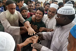 হাতকড়া পরে মায়ের জানাজায় কার্যক্রম নিষিদ্ধ স্বেচ্ছাসেবক লীগের নেতা