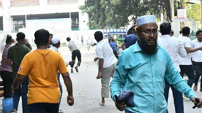 ইসলামী ব্যাংক টাওয়ারের সামনে গ্রাহক ফোরাম ও চাকরিচ্যুতদের মধ্যে সংঘর্ষ আহত অনেকে