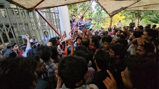 ১১ ঘণ্টা ধরে অবরুদ্ধ চুয়েটের ভিসি, সন্ধ্যায় পানি-কলা-বিস্কুট পাঠালেন শিক্ষার্থীরা