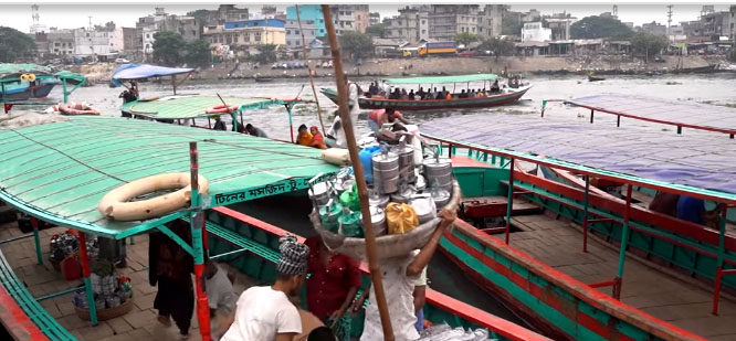 বুড়িগঙ্গার ওপার থেকে কিভাবে খাবার পৌঁছে দেন ঢাকার চাঙারিওয়ালারা