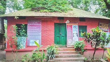 অযত্নে পড়ে আছে পল্লীকবি জসীমউদ্দীনের বাড়ি, হচ্ছে না পল্লিমেলা