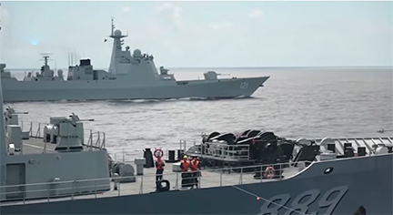 হরমুজের দিকে যাচ্ছে যুক্তরাষ্ট্র-ইসরাইলের নৌবহর, প্রস্তুত ইরানও