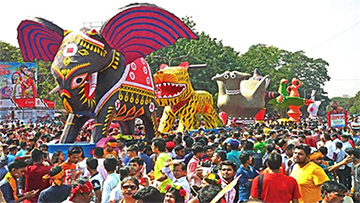 নানা ঢঙে বর্ণিল বৈশাখী শোভাযাত্রা